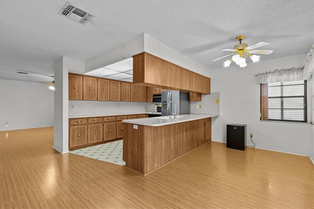 На продажу: $474,900 (3 спален, 3 ванн, 1400 Квадратных фут)