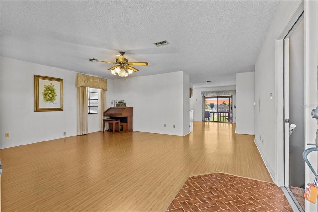 На продажу: $474,900 (3 спален, 3 ванн, 1400 Квадратных фут)