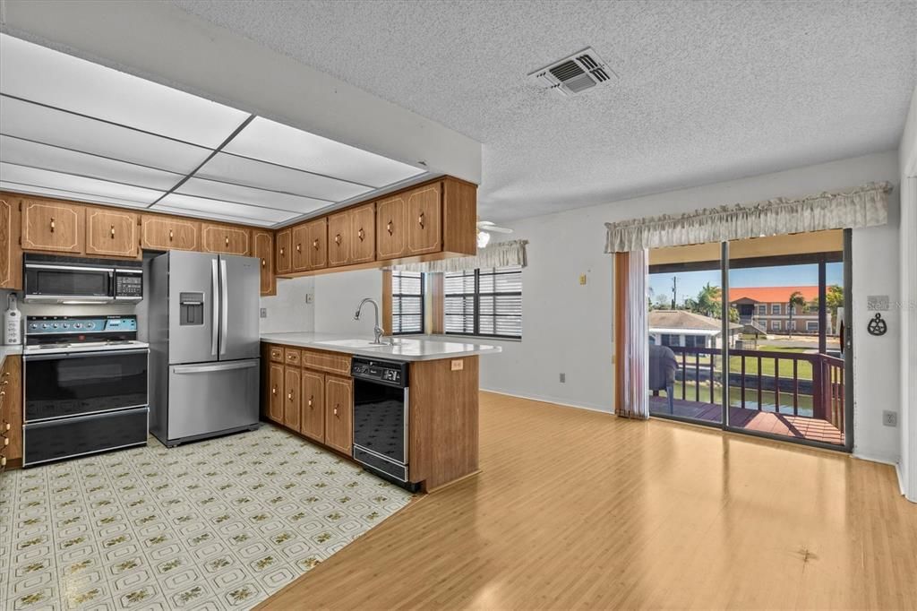 На продажу: $474,900 (3 спален, 3 ванн, 1400 Квадратных фут)