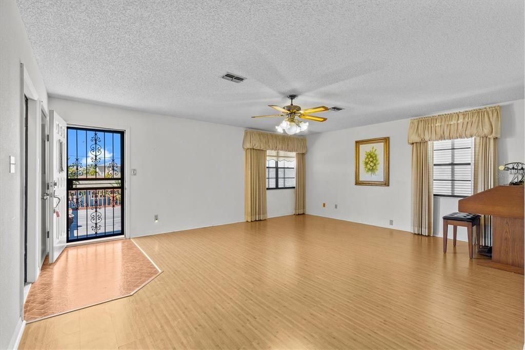 На продажу: $474,900 (3 спален, 3 ванн, 1400 Квадратных фут)