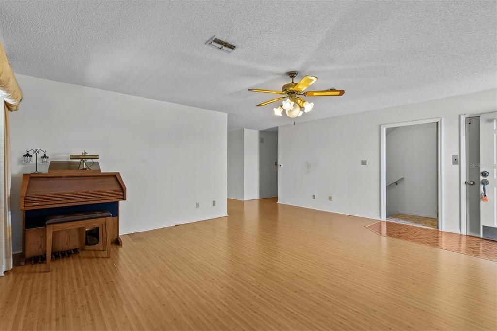 На продажу: $474,900 (3 спален, 3 ванн, 1400 Квадратных фут)