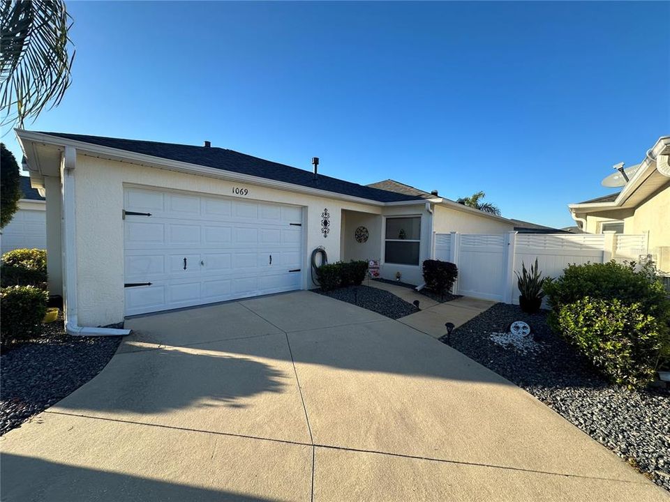 Recently Rented: $4,400 (2 beds, 2 baths, 1123 Square Feet)