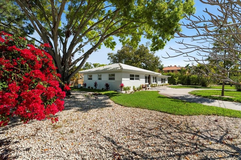 For Sale: $690,000 (3 beds, 3 baths, 1596 Square Feet)