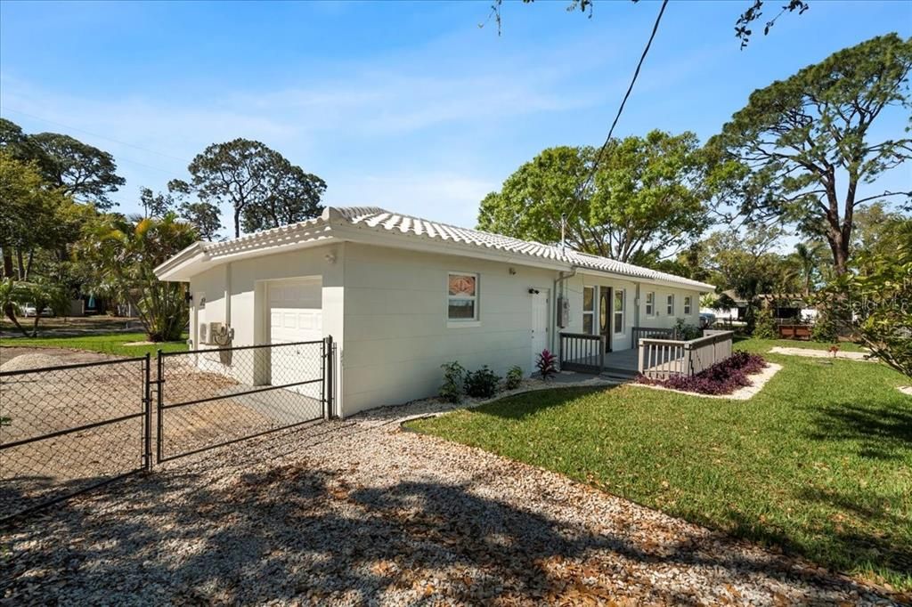 For Sale: $690,000 (3 beds, 3 baths, 1596 Square Feet)