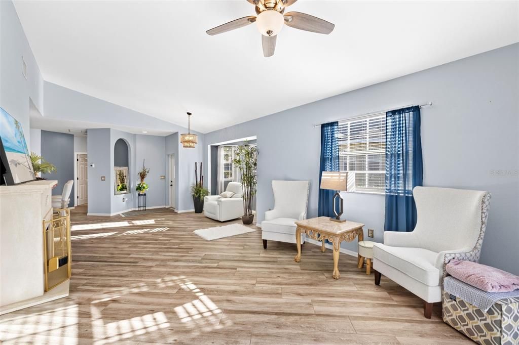 Activo con contrato: $269,000 (2 camas, 2 baños, 1243 Pies cuadrados)