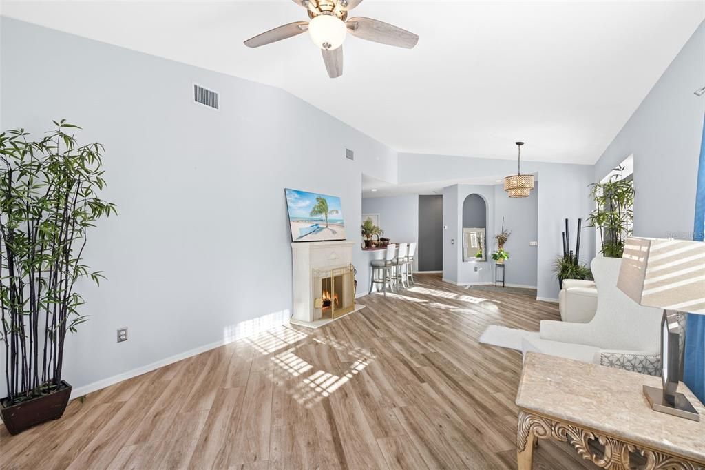 Activo con contrato: $269,000 (2 camas, 2 baños, 1243 Pies cuadrados)