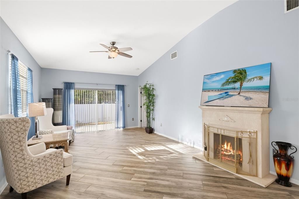 Activo con contrato: $269,000 (2 camas, 2 baños, 1243 Pies cuadrados)