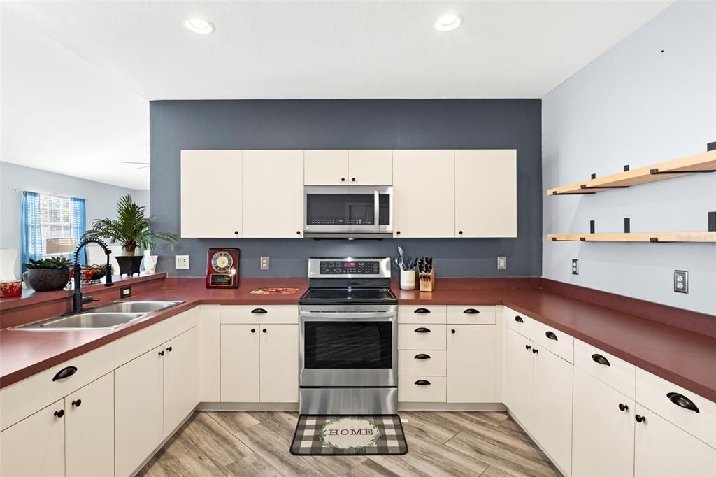 Activo con contrato: $269,000 (2 camas, 2 baños, 1243 Pies cuadrados)