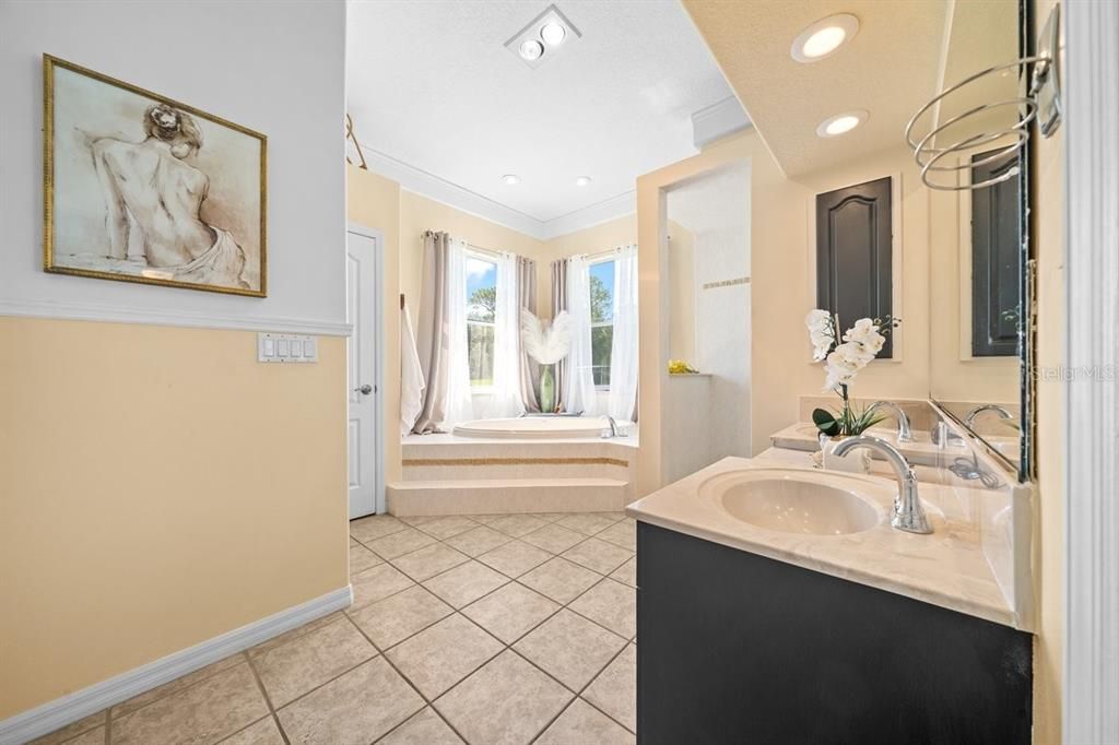 En Venta: $849,900 (4 camas, 3 baños, 2915 Pies cuadrados)