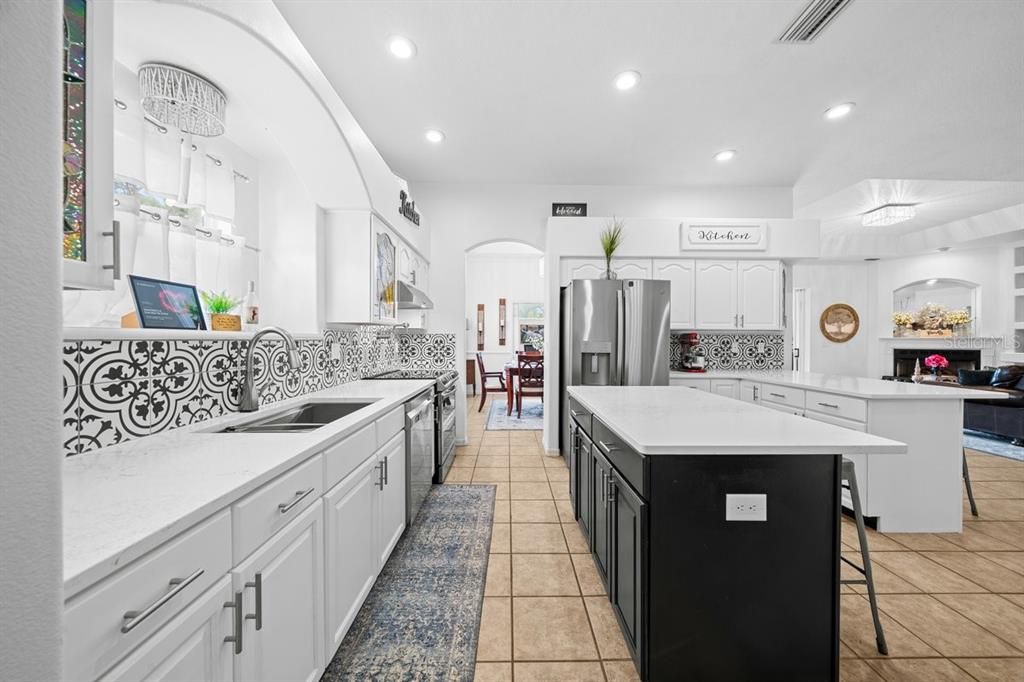 En Venta: $849,900 (4 camas, 3 baños, 2915 Pies cuadrados)