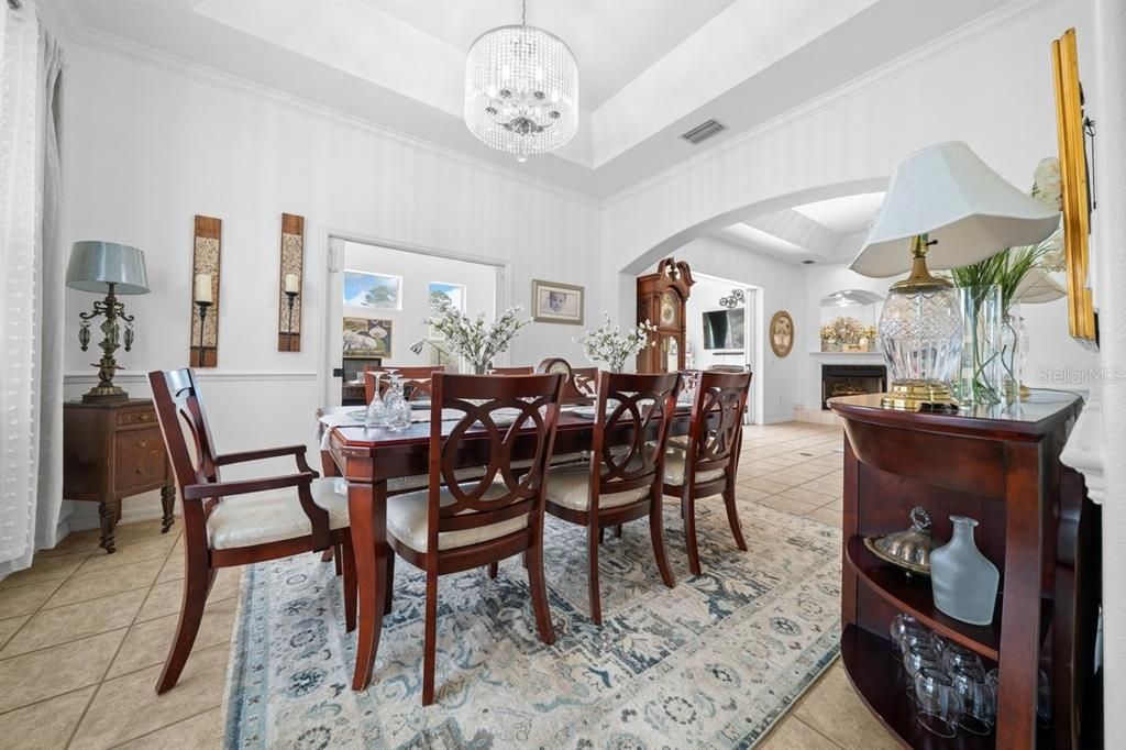 En Venta: $849,900 (4 camas, 3 baños, 2915 Pies cuadrados)