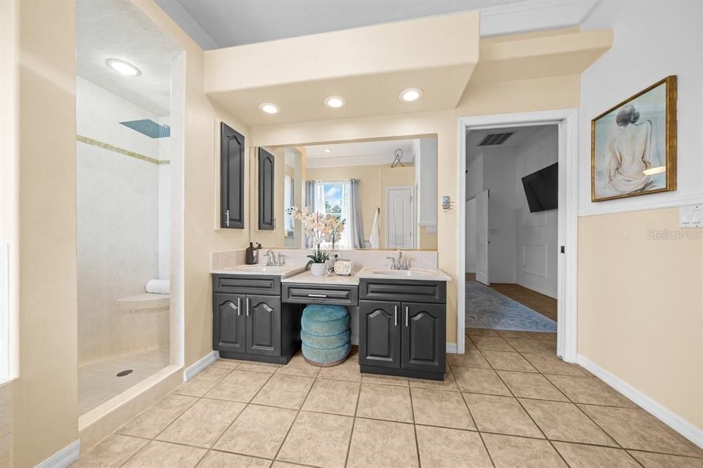 En Venta: $849,900 (4 camas, 3 baños, 2915 Pies cuadrados)