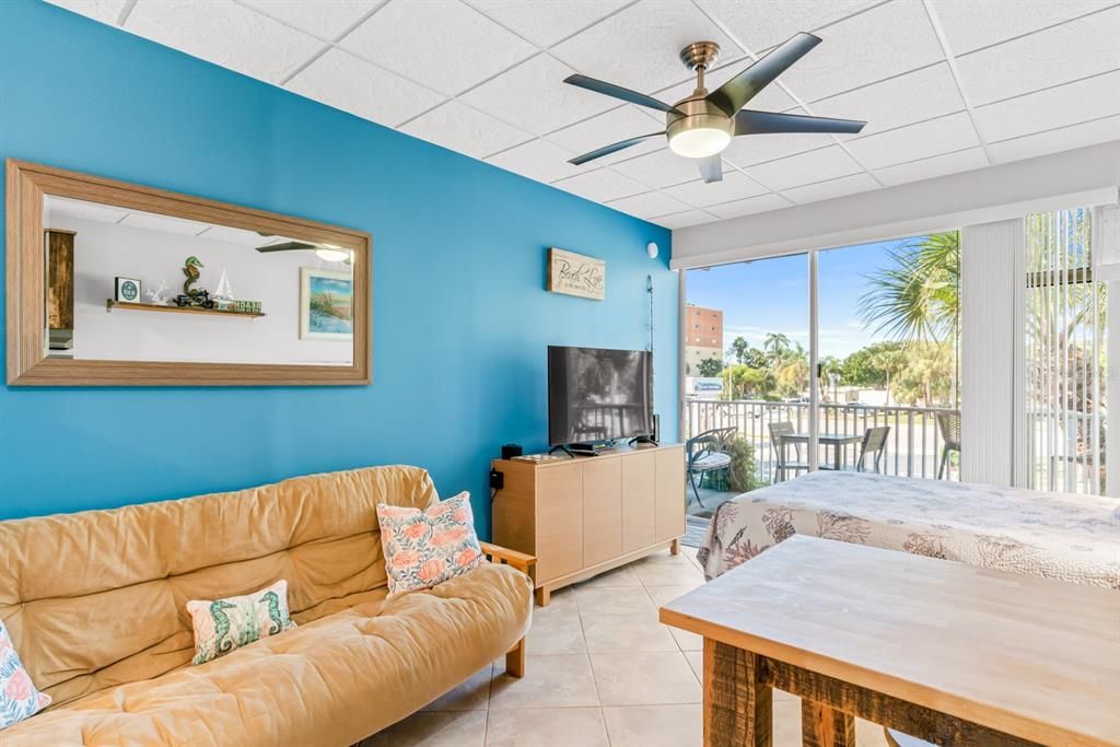 На продажу: $259,995 (0 спален, 1 ванн, 317 Квадратных фут)