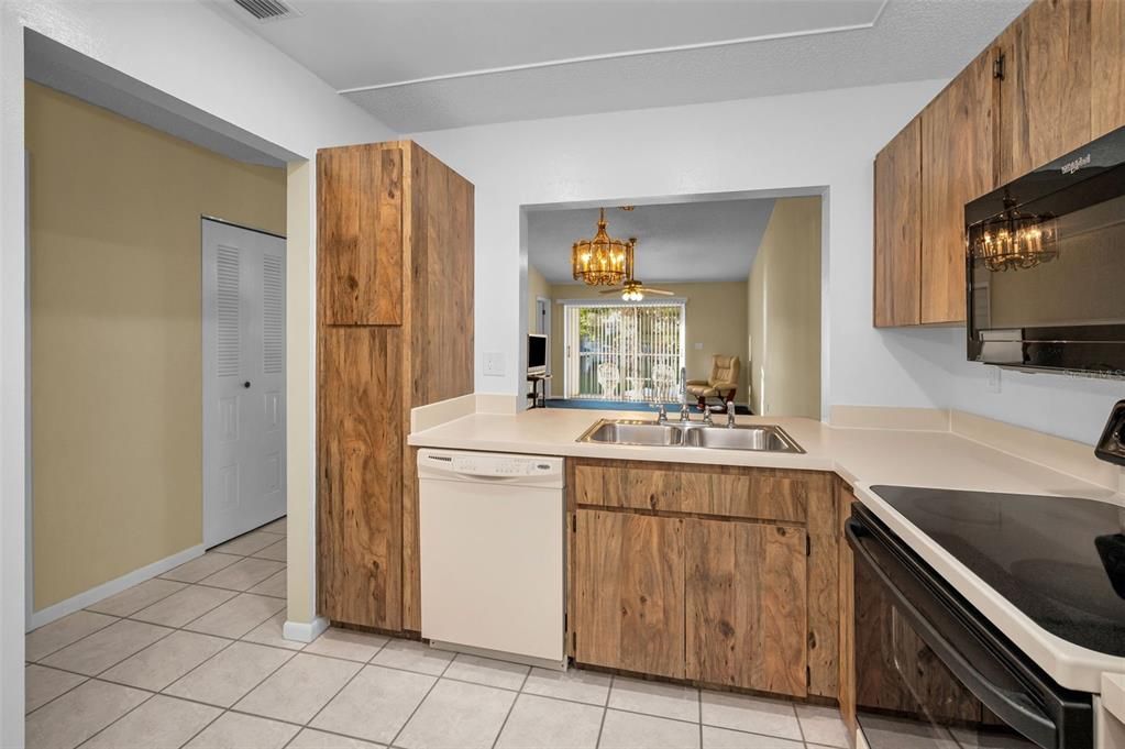 For Sale: $199,900 (2 beds, 2 baths, 985 Square Feet)