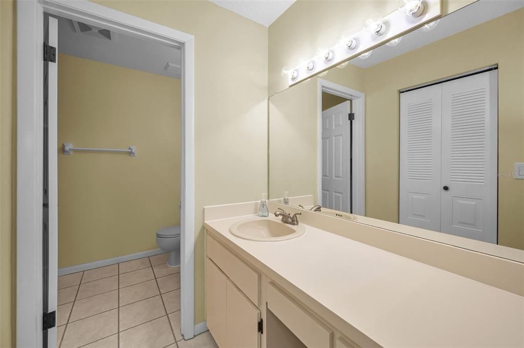 For Sale: $199,900 (2 beds, 2 baths, 985 Square Feet)