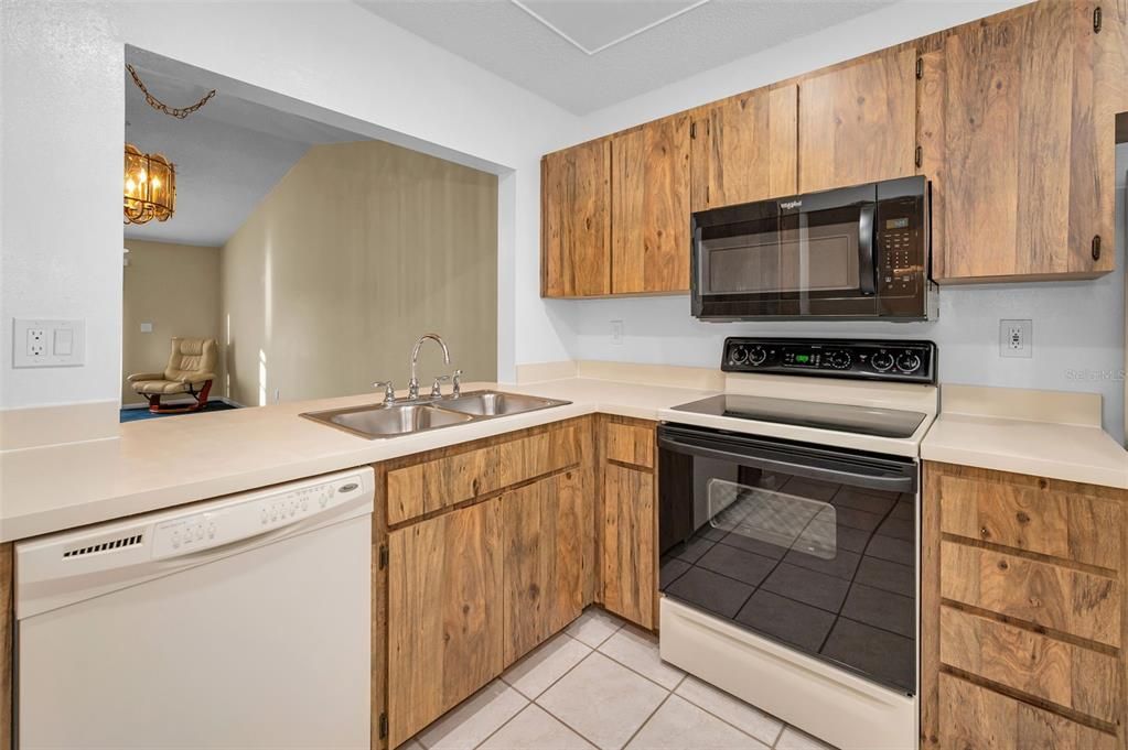 For Sale: $199,900 (2 beds, 2 baths, 985 Square Feet)