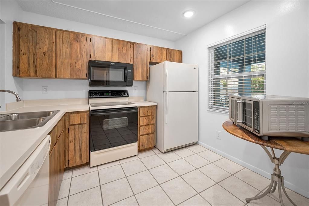 For Sale: $199,900 (2 beds, 2 baths, 985 Square Feet)