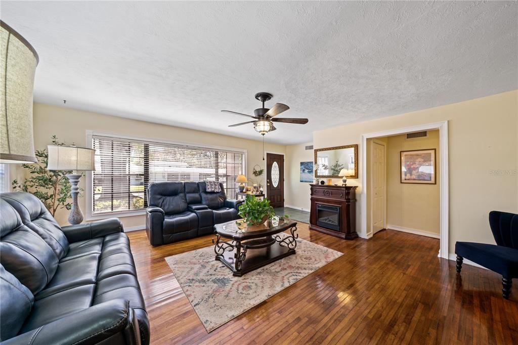 For Sale: $650,000 (5 beds, 4 baths, 3154 Square Feet)