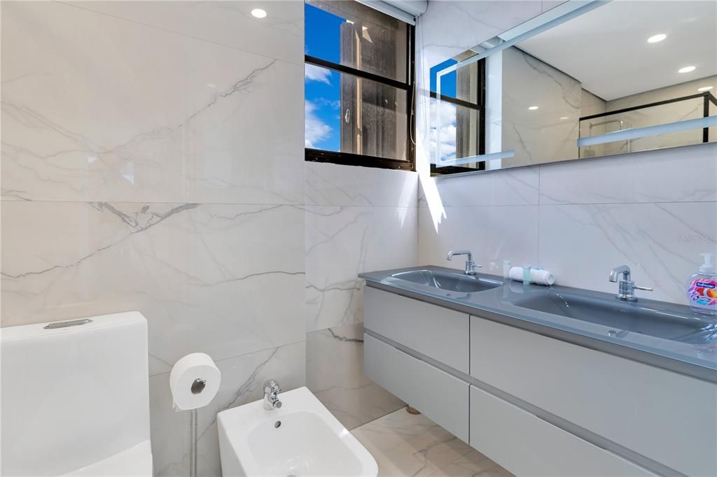 Под контрактом: $490,000 (2 спален, 2 ванн, 1168 Квадратных фут)