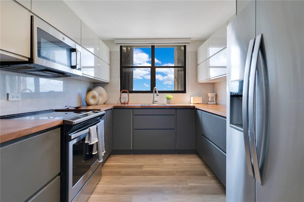 Под контрактом: $490,000 (2 спален, 2 ванн, 1168 Квадратных фут)