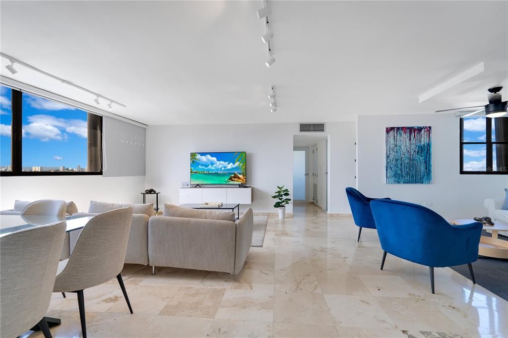 Под контрактом: $490,000 (2 спален, 2 ванн, 1168 Квадратных фут)