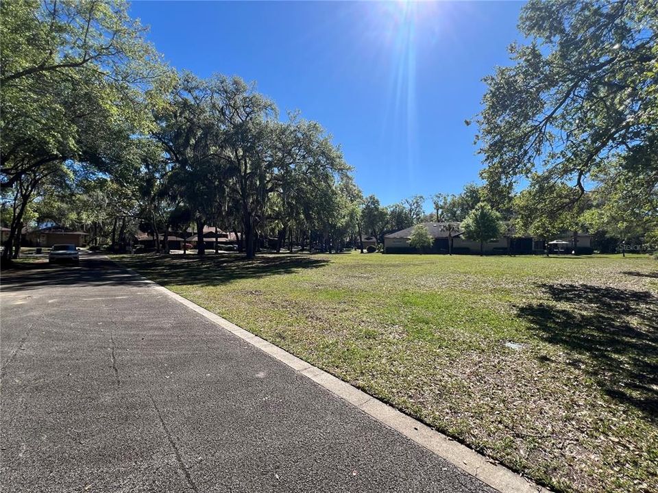 待售: $694,000 (0.91 acres)