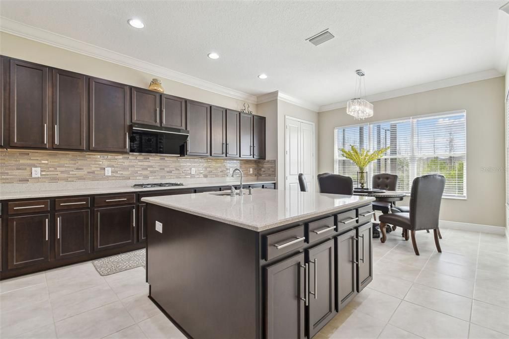 На продажу: $1,359,000 (5 спален, 5 ванн, 4472 Квадратных фут)