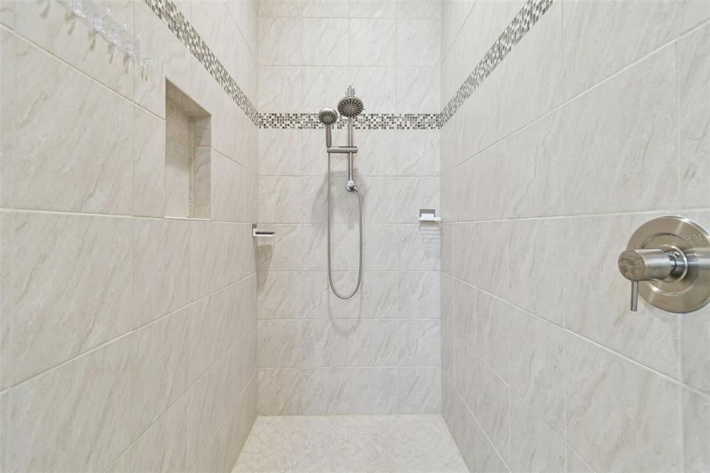 На продажу: $1,359,000 (5 спален, 5 ванн, 4472 Квадратных фут)