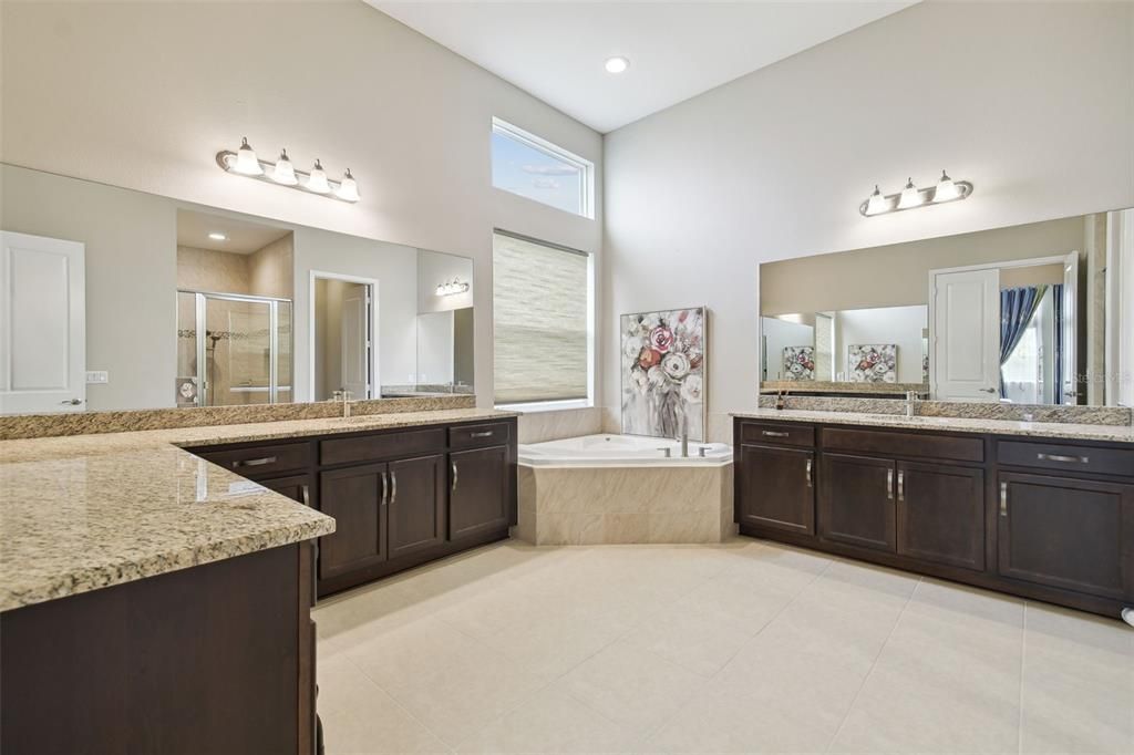 На продажу: $1,359,000 (5 спален, 5 ванн, 4472 Квадратных фут)