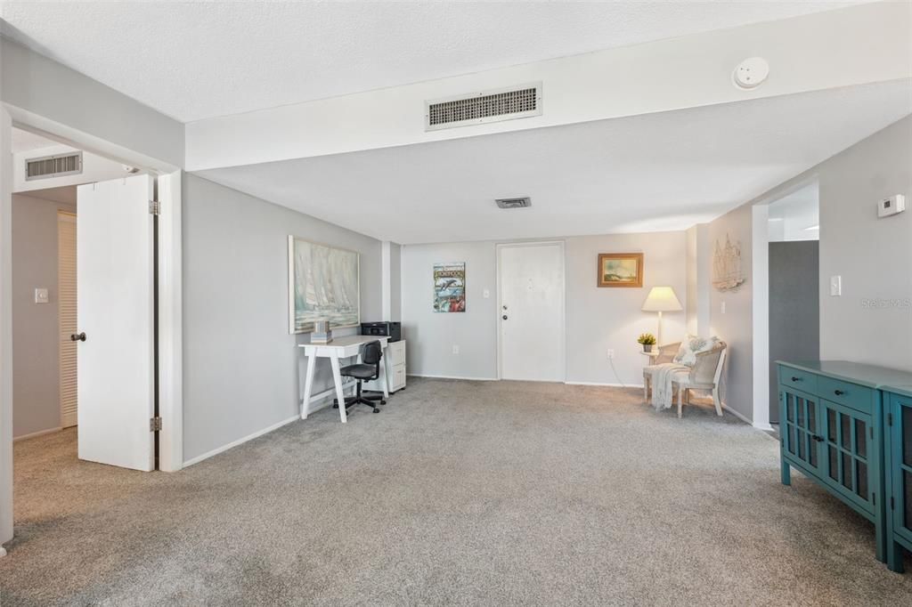 For Sale: $365,000 (2 beds, 2 baths, 1181 Square Feet)