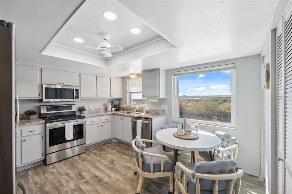 For Sale: $365,000 (2 beds, 2 baths, 1181 Square Feet)