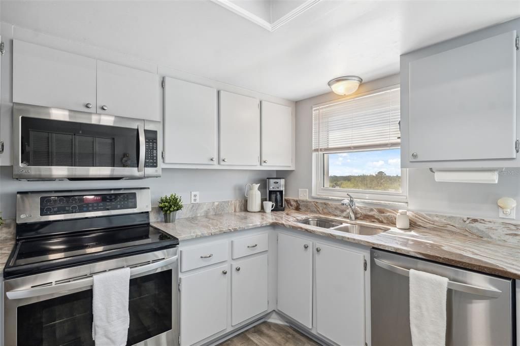 For Sale: $365,000 (2 beds, 2 baths, 1181 Square Feet)