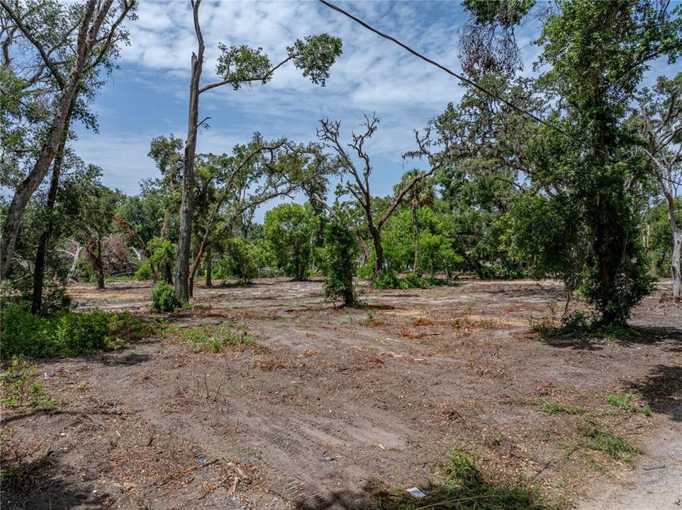 На продажу: $375,000 (3.07 acres)