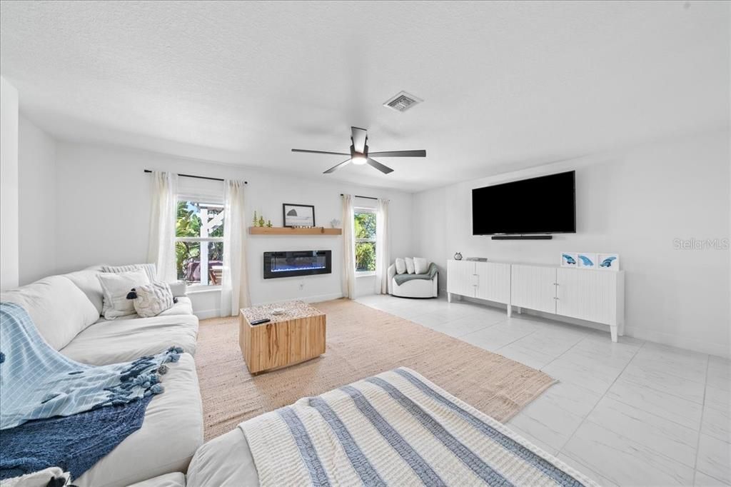 En Venta: $385,000 (3 camas, 2 baños, 1945 Pies cuadrados)