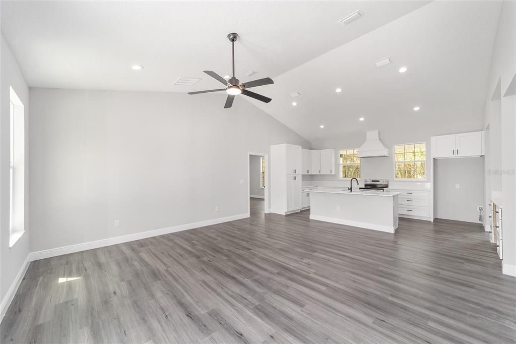 Activo con contrato: $282,500 (3 camas, 2 baños, 1640 Pies cuadrados)