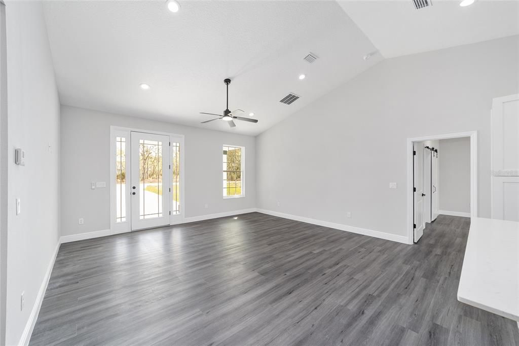 Activo con contrato: $282,500 (3 camas, 2 baños, 1640 Pies cuadrados)