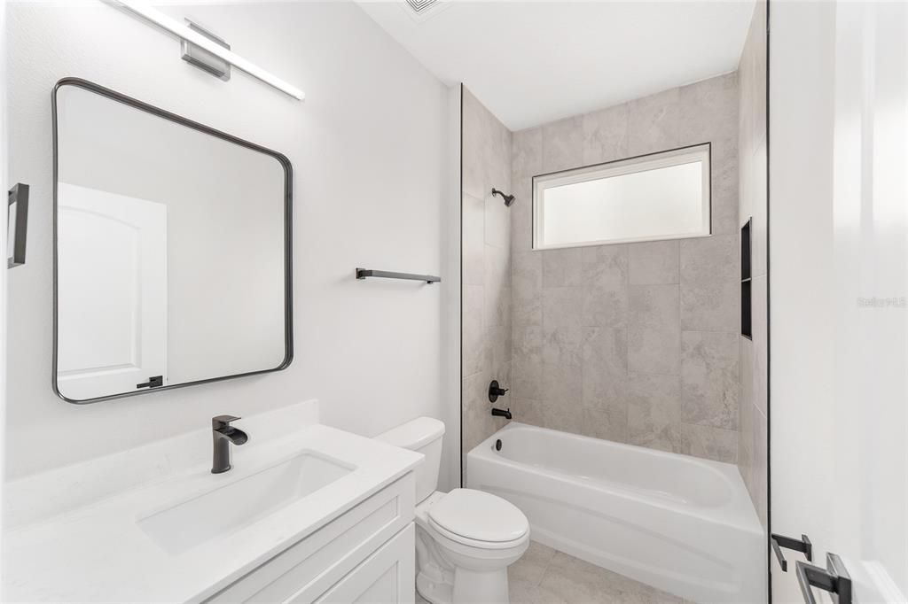 Activo con contrato: $282,500 (3 camas, 2 baños, 1640 Pies cuadrados)