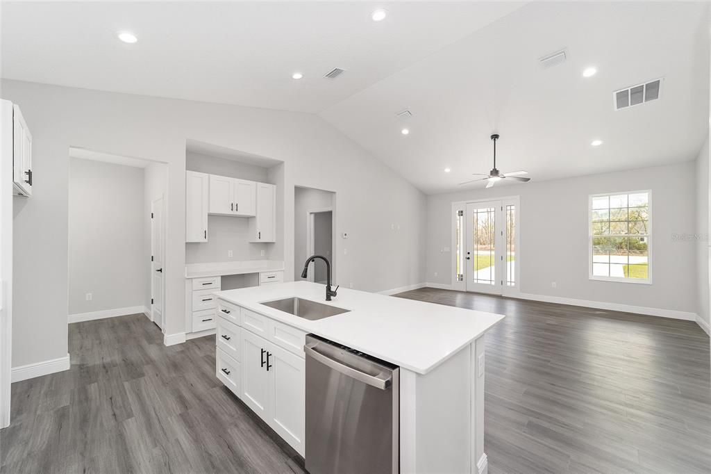 Activo con contrato: $282,500 (3 camas, 2 baños, 1640 Pies cuadrados)