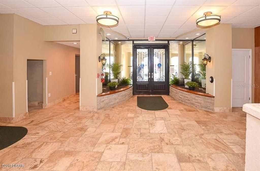 待售: $169,000 (1 贝兹, 1 浴室, 385 平方英尺)