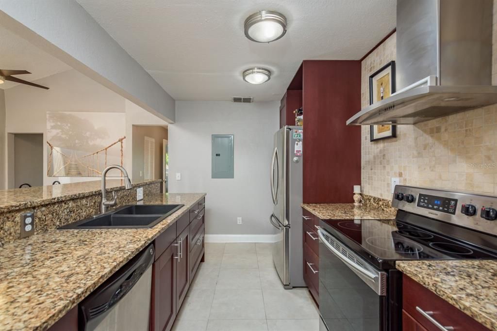 待售: $139,900 (2 贝兹, 1 浴室, 872 平方英尺)