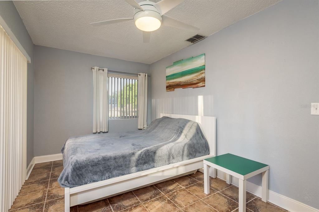 待售: $139,900 (2 贝兹, 1 浴室, 872 平方英尺)