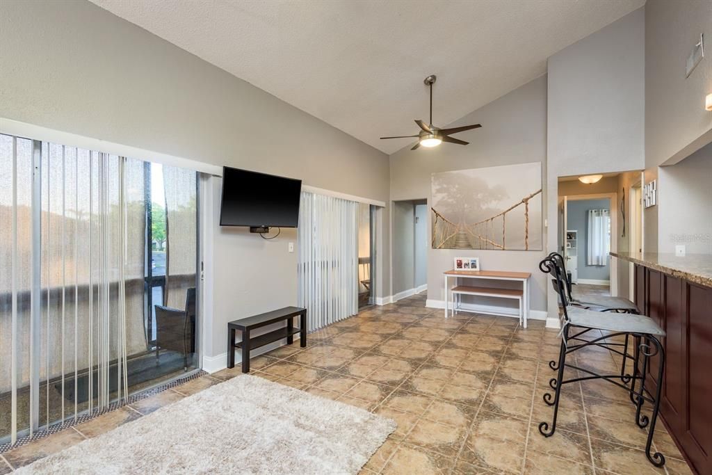 待售: $139,900 (2 贝兹, 1 浴室, 872 平方英尺)