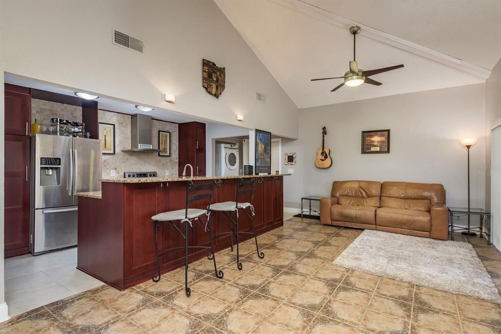 待售: $139,900 (2 贝兹, 1 浴室, 872 平方英尺)