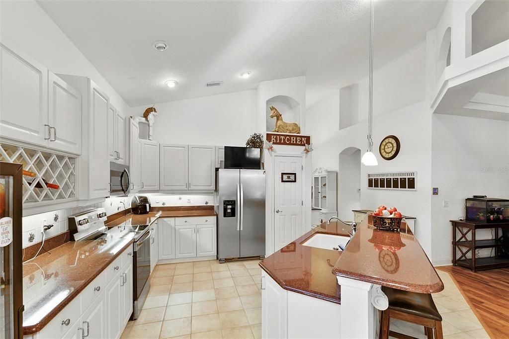 合同活跃: $350,000 (3 贝兹, 2 浴室, 2088 平方英尺)