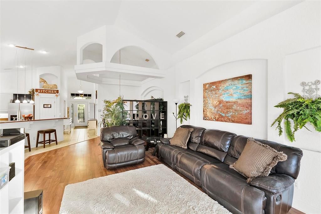 合同活跃: $350,000 (3 贝兹, 2 浴室, 2088 平方英尺)