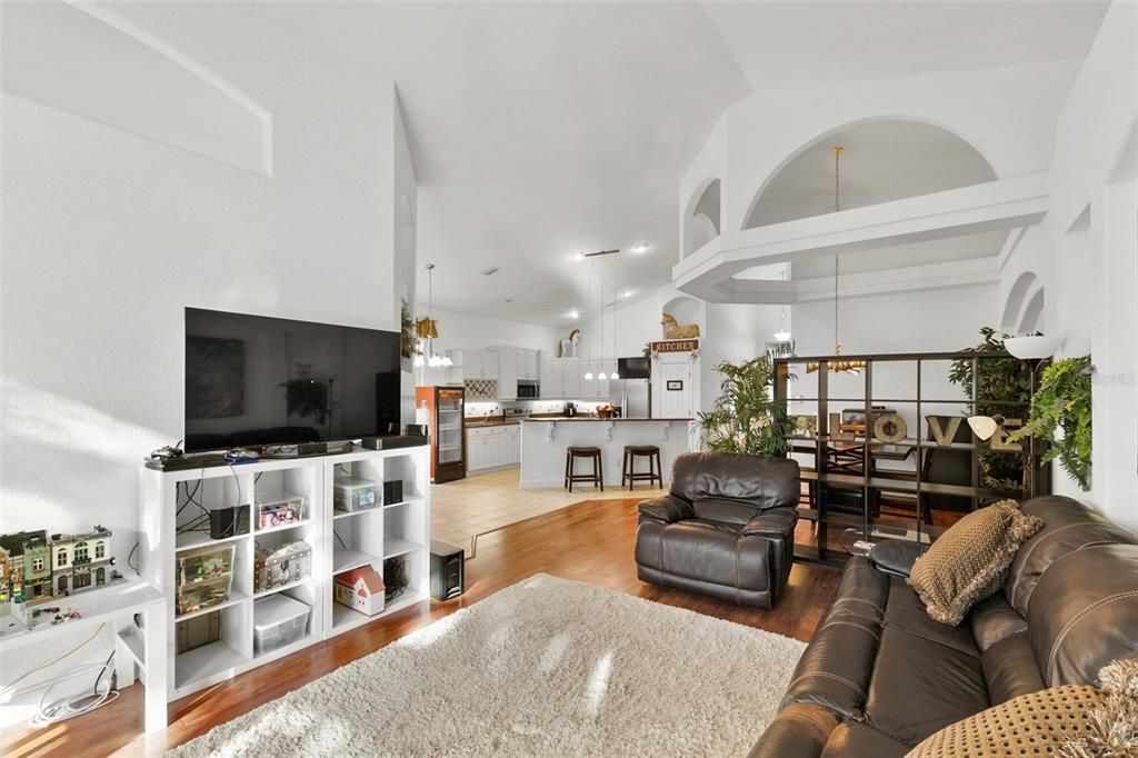 合同活跃: $350,000 (3 贝兹, 2 浴室, 2088 平方英尺)