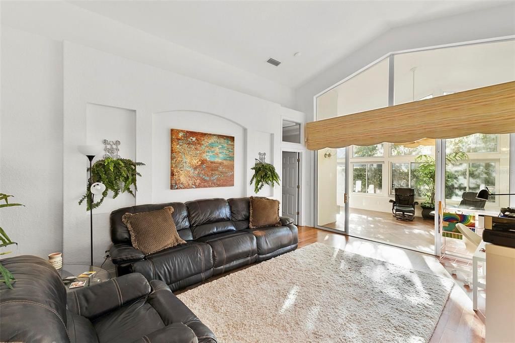 合同活跃: $350,000 (3 贝兹, 2 浴室, 2088 平方英尺)