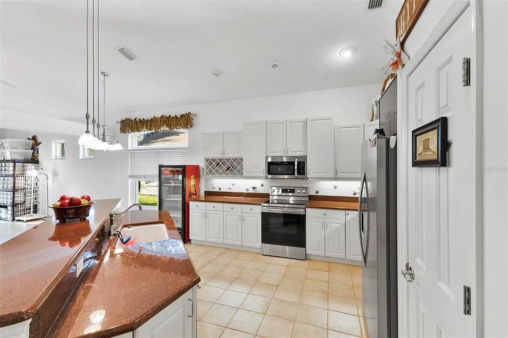 合同活跃: $350,000 (3 贝兹, 2 浴室, 2088 平方英尺)