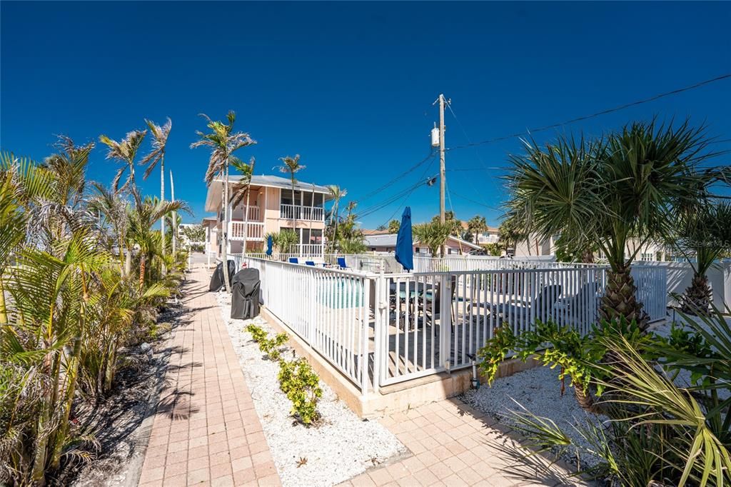 For Rent: $7,960 (2 beds, 1 baths, 880 Square Feet)