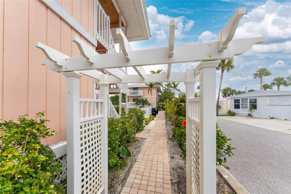 For Rent: $7,960 (2 beds, 1 baths, 880 Square Feet)